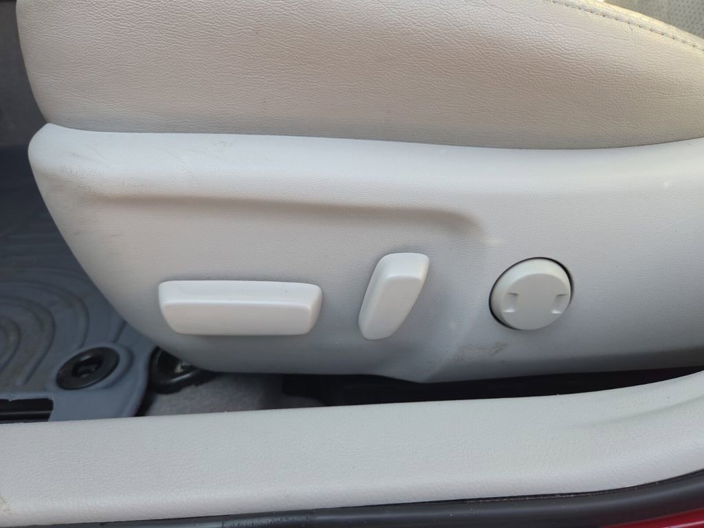 Used 2012 Toyota Camry XLE w/ Leather Pkg FWD image 11