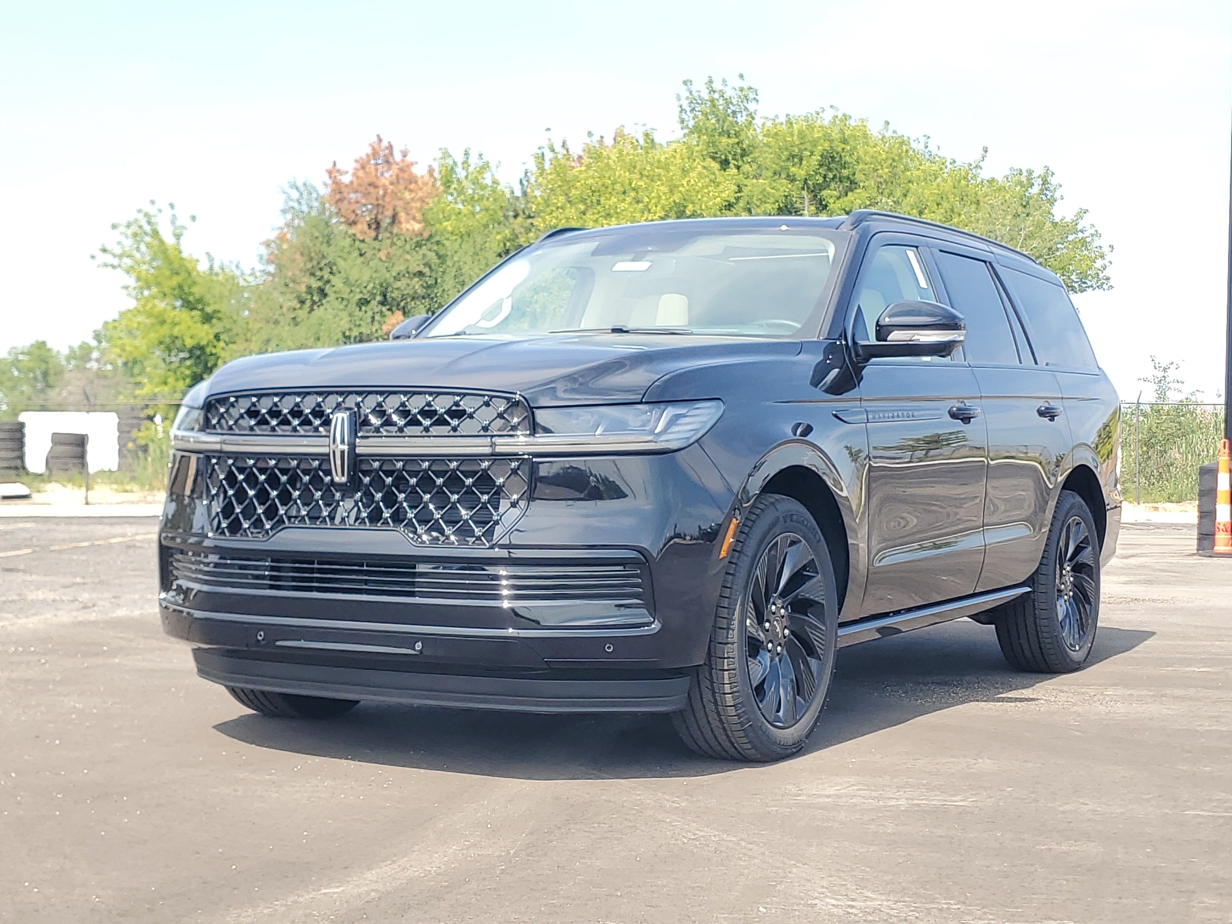 New 2027 Lincoln Navigator Reserve w/ Jet Appearance Package AWD/4WD image 2