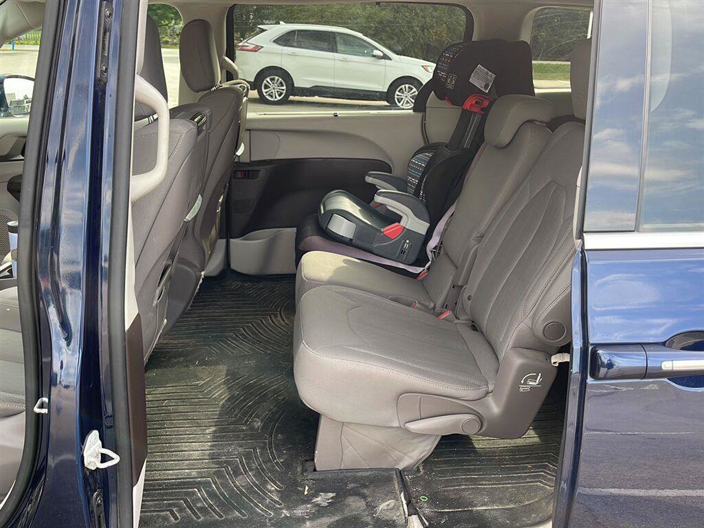 Used 2019 Chrysler Pacifica Touring Plus w/ Advanced Safetytec Group FWD image 11