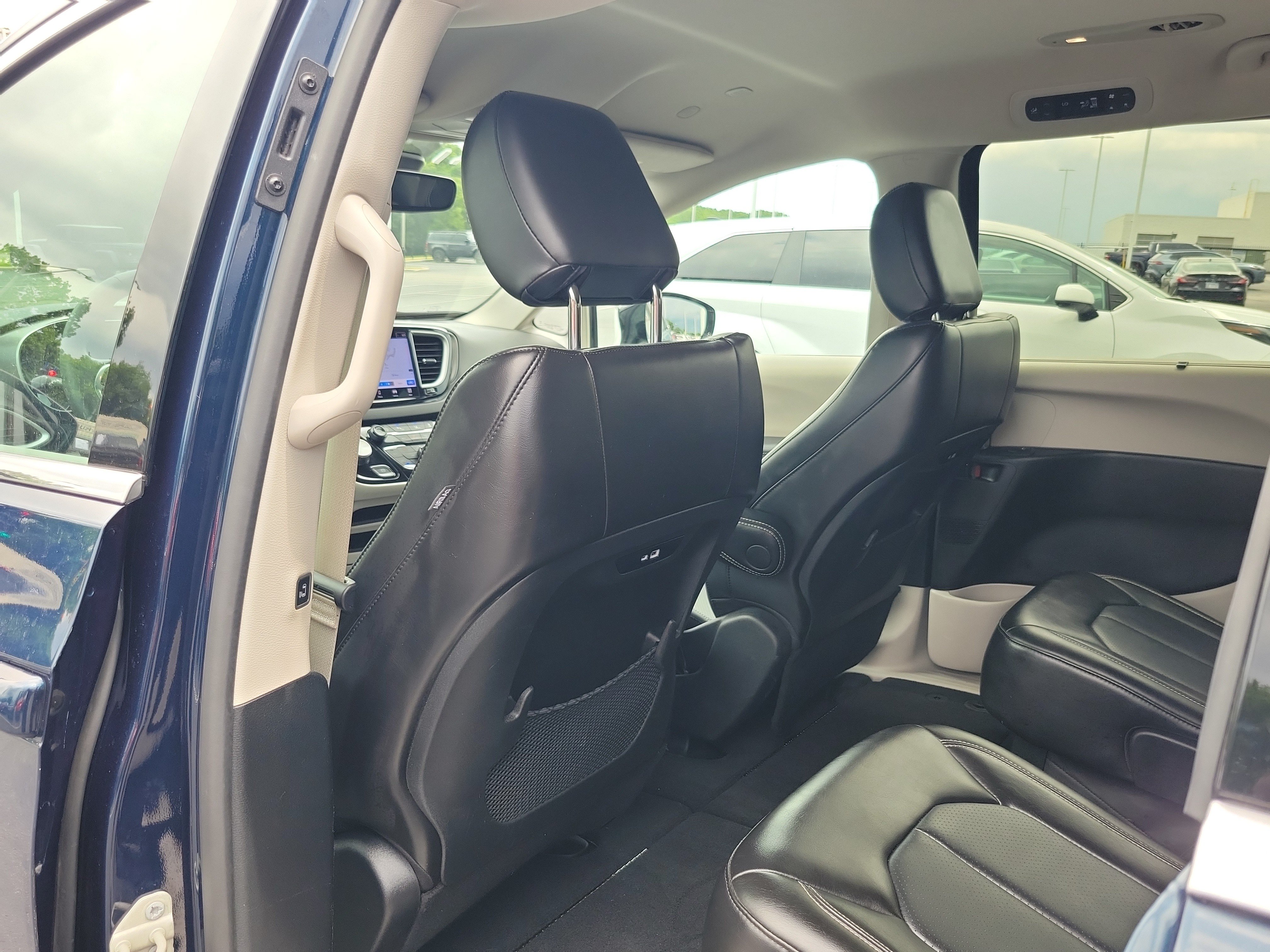 Used 2024 Chrysler Pacifica Touring-L FWD image 12