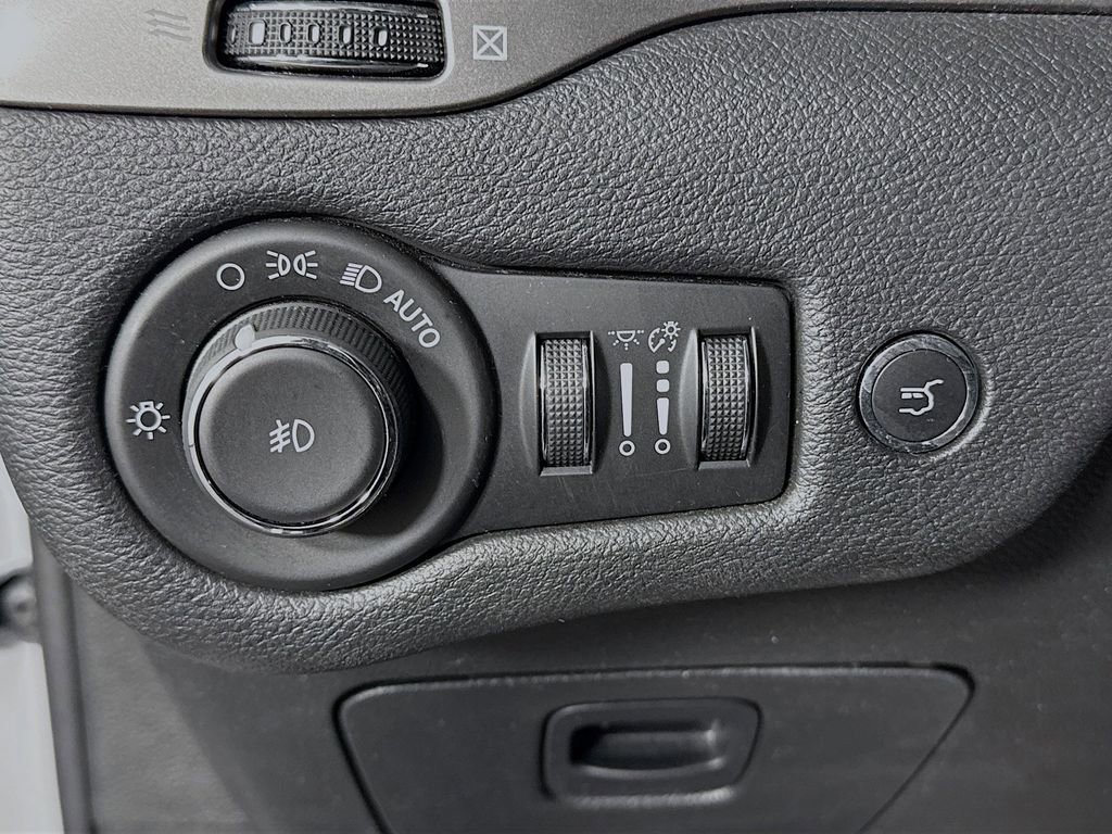 Used 2019 Jeep Cherokee Limited image 21