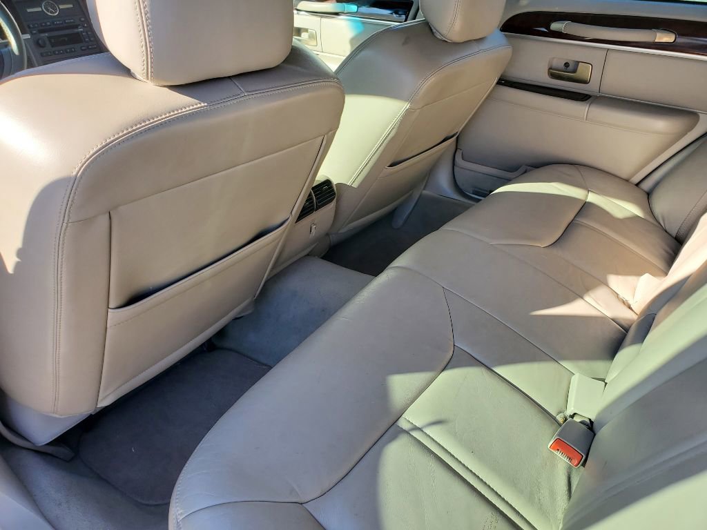 Used 2006 Lincoln Town Car Signature Limited image 25