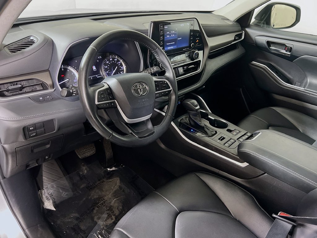 Used 2022 Toyota Highlander XLE AWD/4WD image 9
