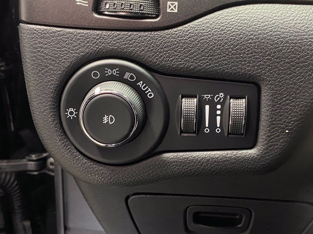 Used 2021 Jeep Cherokee Trailhawk AWD/4WD image 19