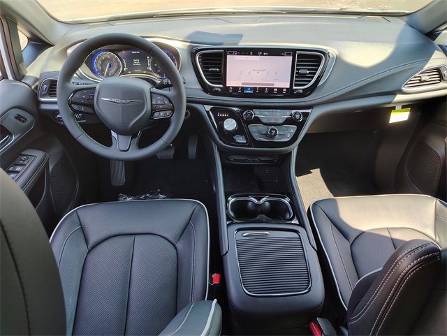 New 2026 Chrysler Pacifica Limited w/ Uconnect Theater Family Group image 2