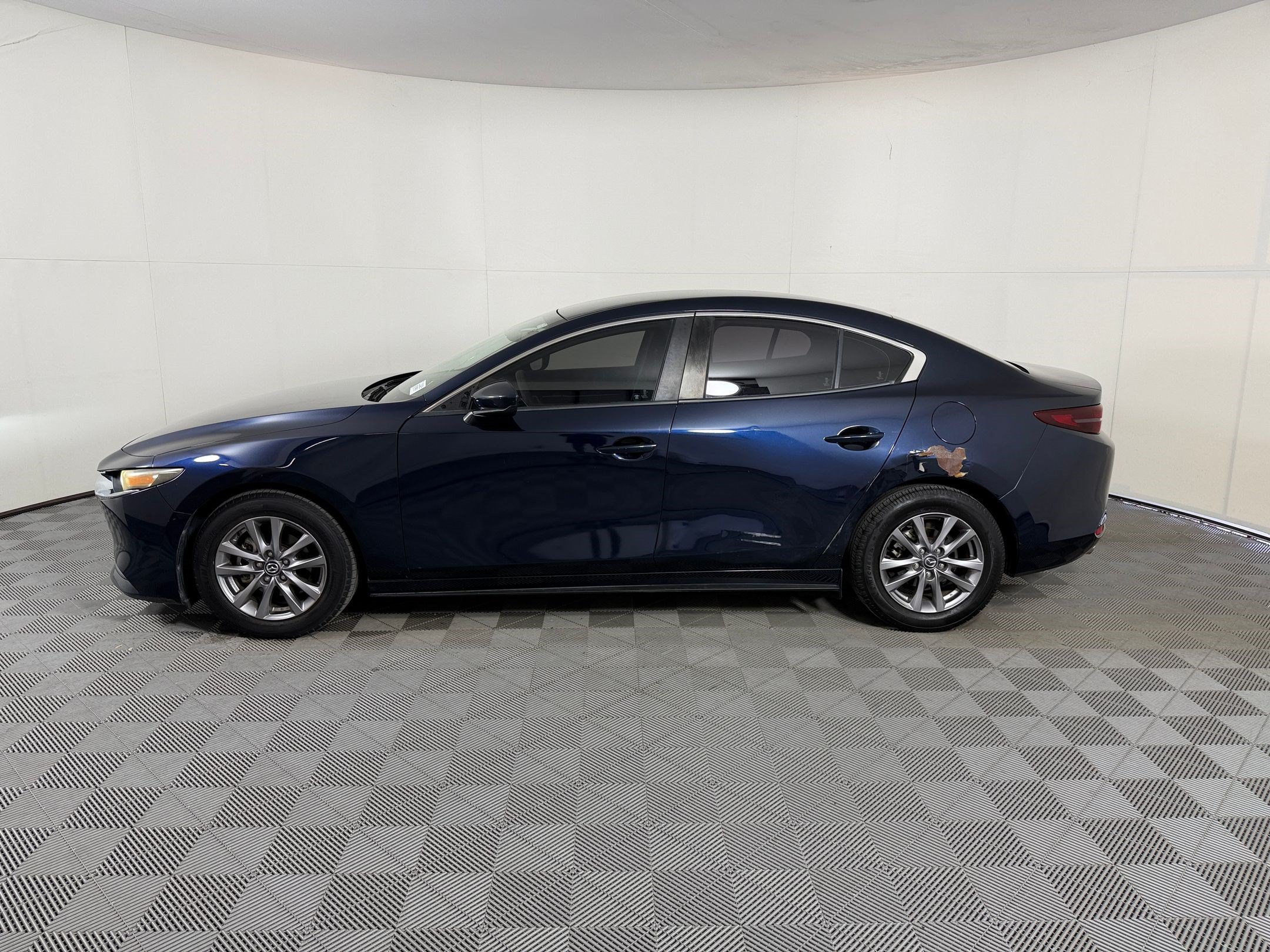 Used 2020 MAZDA MAZDA3 Sedan FWD image 2