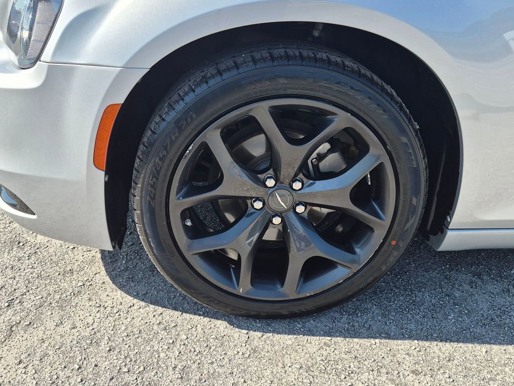 Used 2022 Chrysler 300 Touring w/ Sport Appearance Package image 10