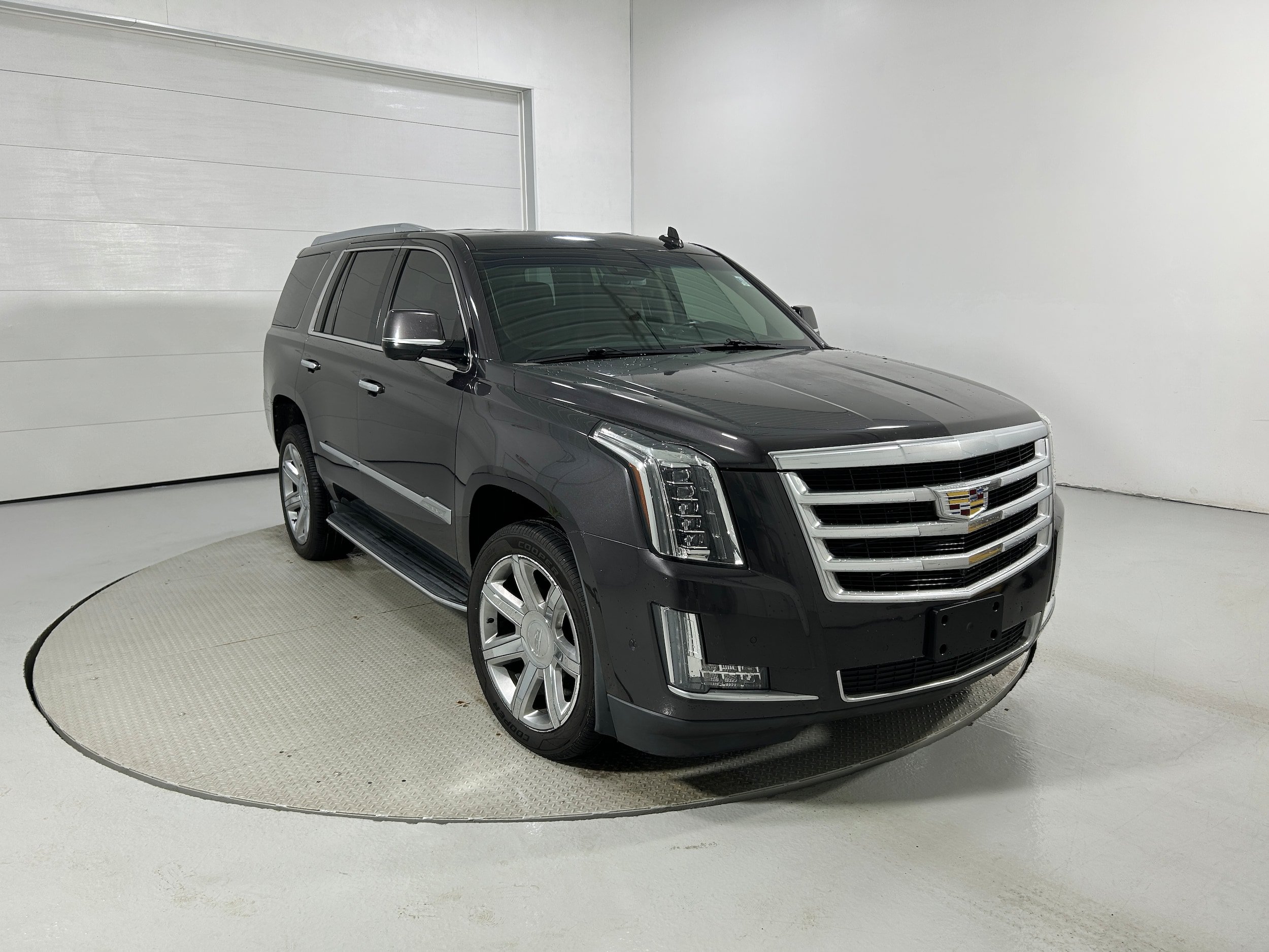 Used 2017 Cadillac Escalade Luxury AWD/4WD image 2