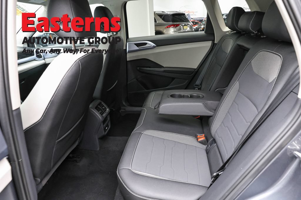 Used 2025 Volkswagen Taos SE AWD/4WD image 21