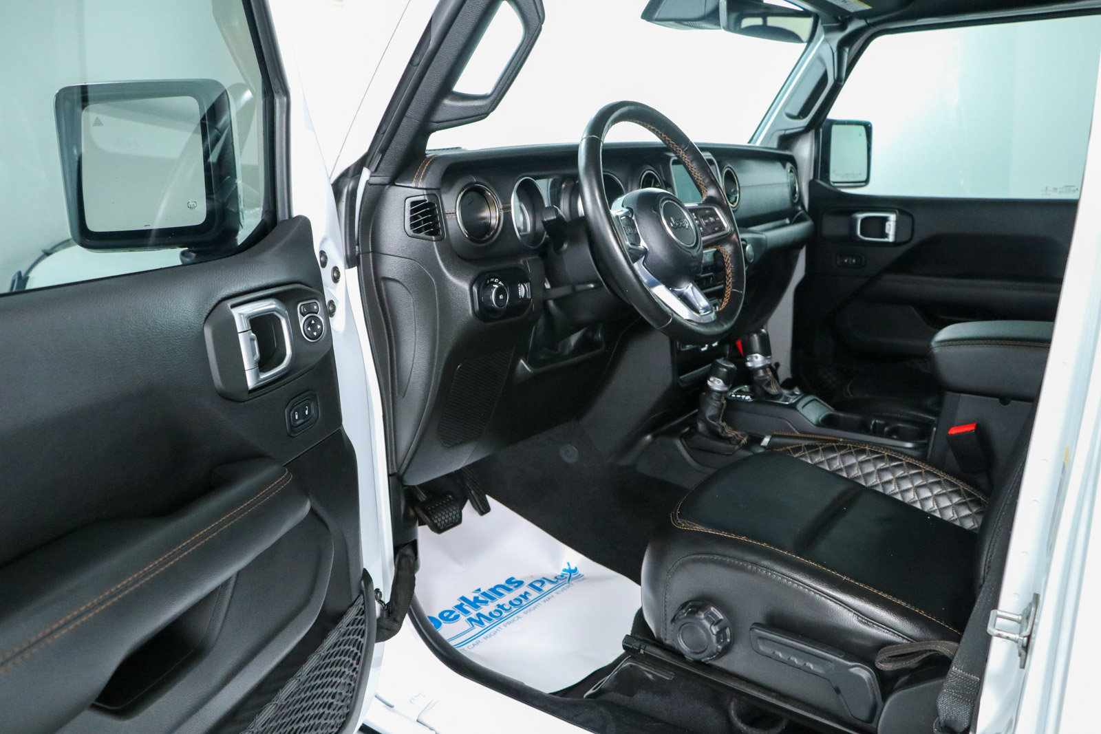 Used 2023 Jeep Wrangler Unlimited Sahara AWD/4WD image 4