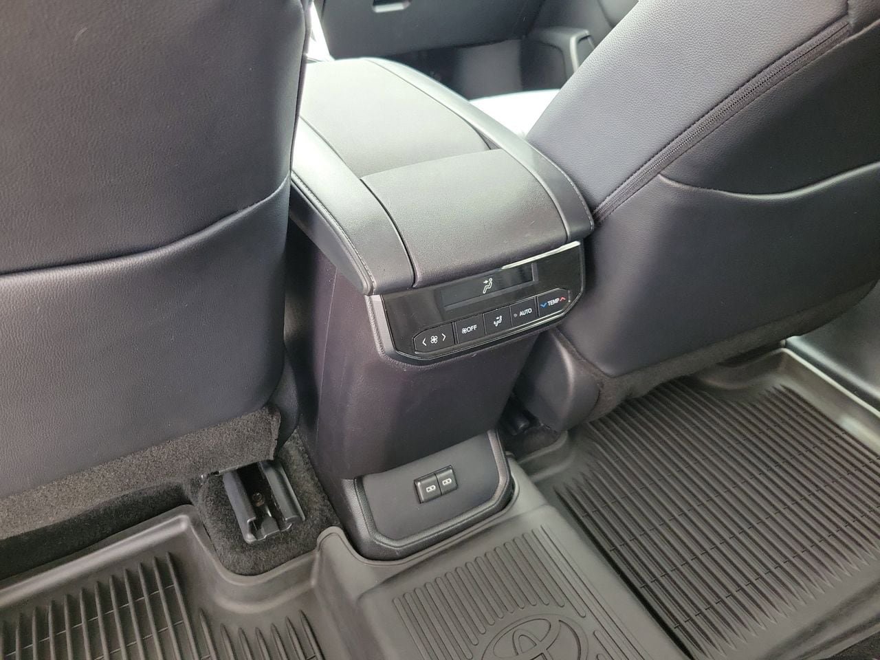 Used 2025 Toyota Highlander XLE FWD image 12