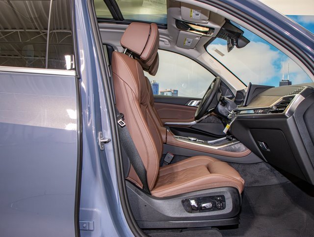 Used 2025 BMW X7 xDrive40i w/ Premium Package image 21
