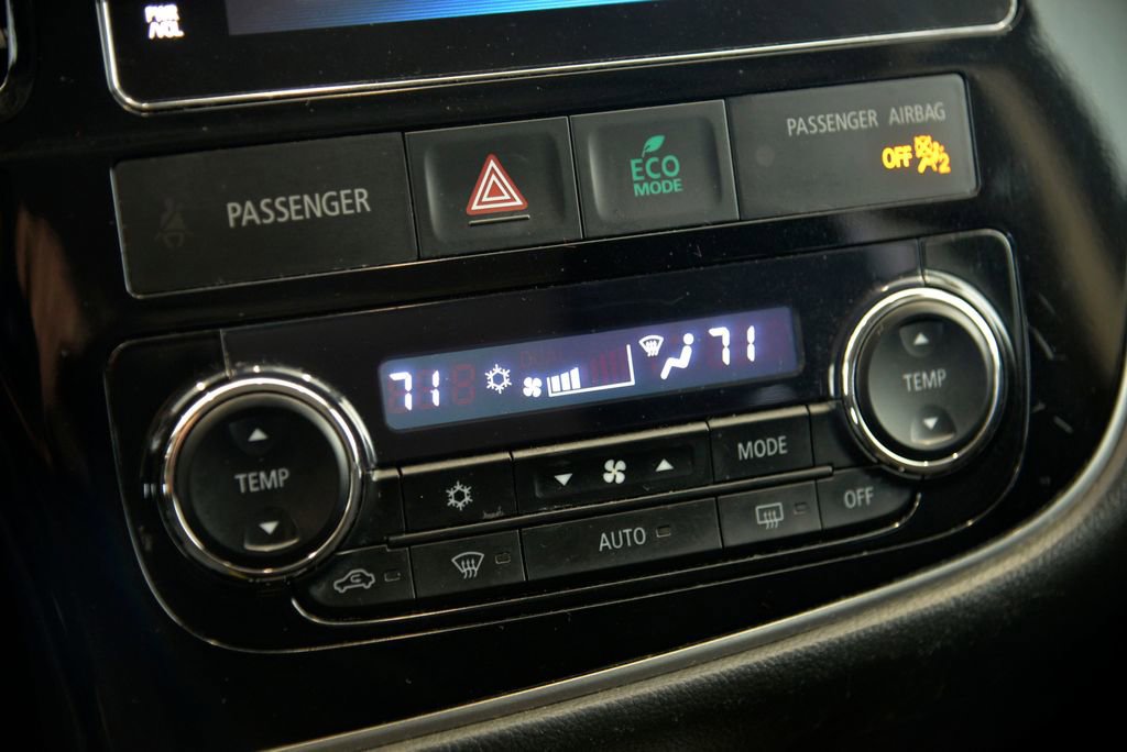 Used 2017 Mitsubishi Outlander SE AWD/4WD image 24