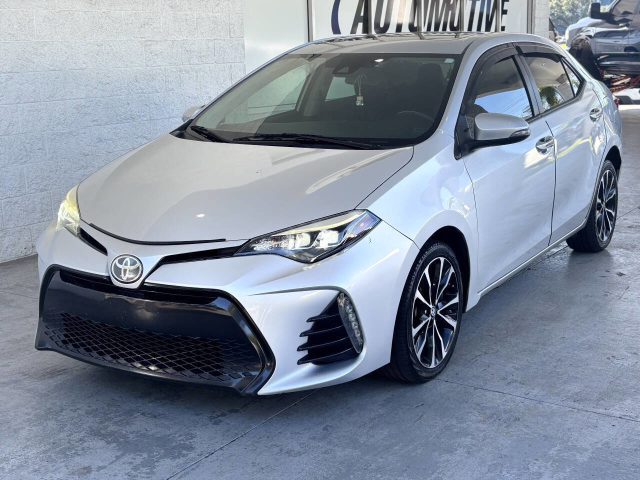 Used 2019 Toyota Corolla SE w/ SE Premium Package FWD image 3