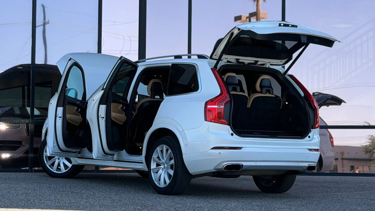 Used 2016 Volvo XC90 T6 Momentum w/ Momentum Plus Package AWD/4WD image 31