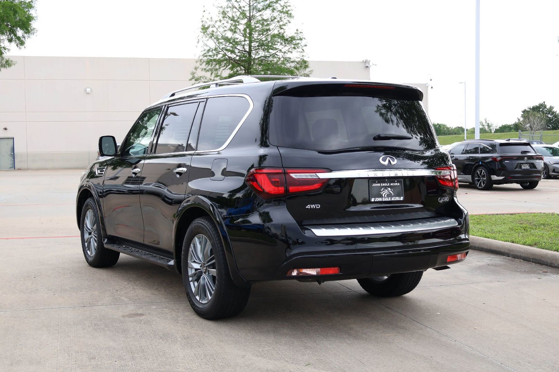 Used 2022 INFINITI QX80 Luxe w/ All-Season Package AWD/4WD image 4