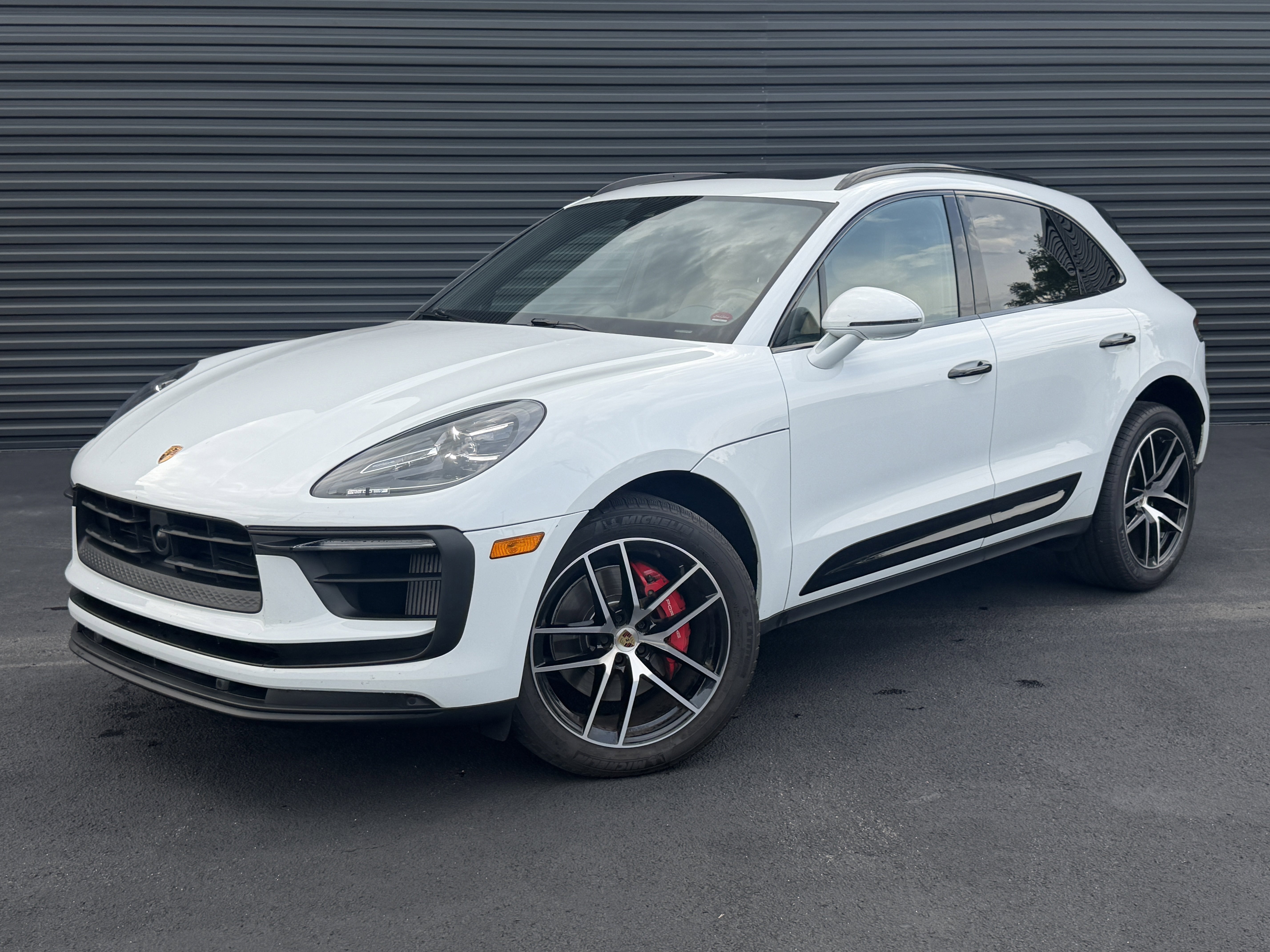 Certified 2022 Porsche Macan S AWD/4WD image 1