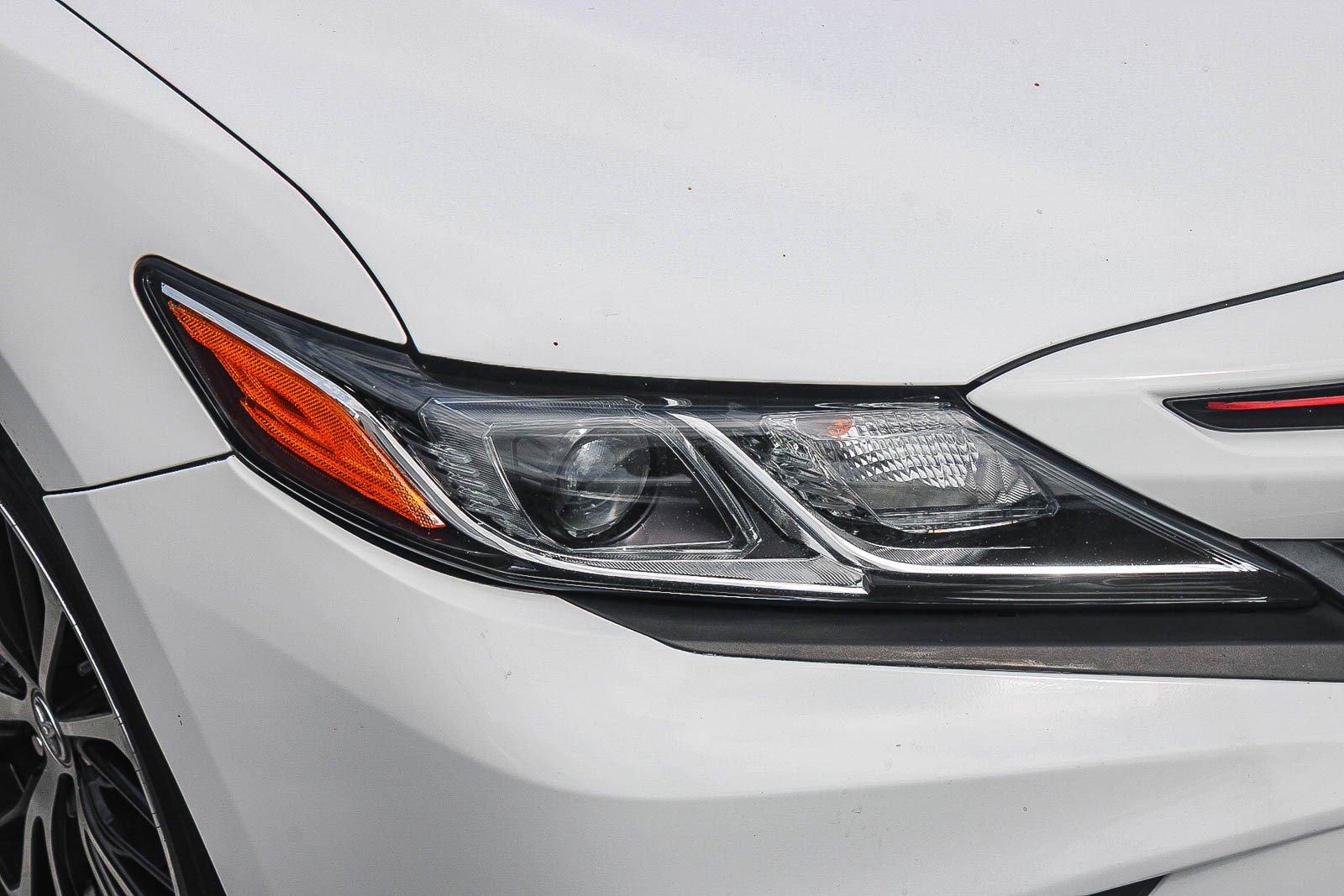 Used 2018 Toyota Camry SE w/ Moonroof Package FWD image 2