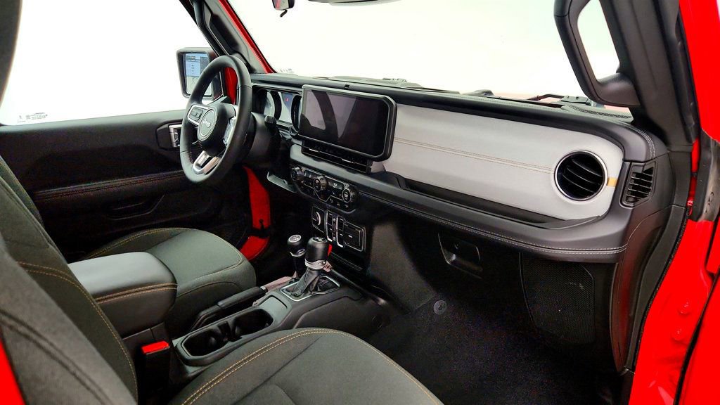 Used 2025 Jeep Wrangler Unlimited Sahara w/ Safety Group AWD/4WD image 24