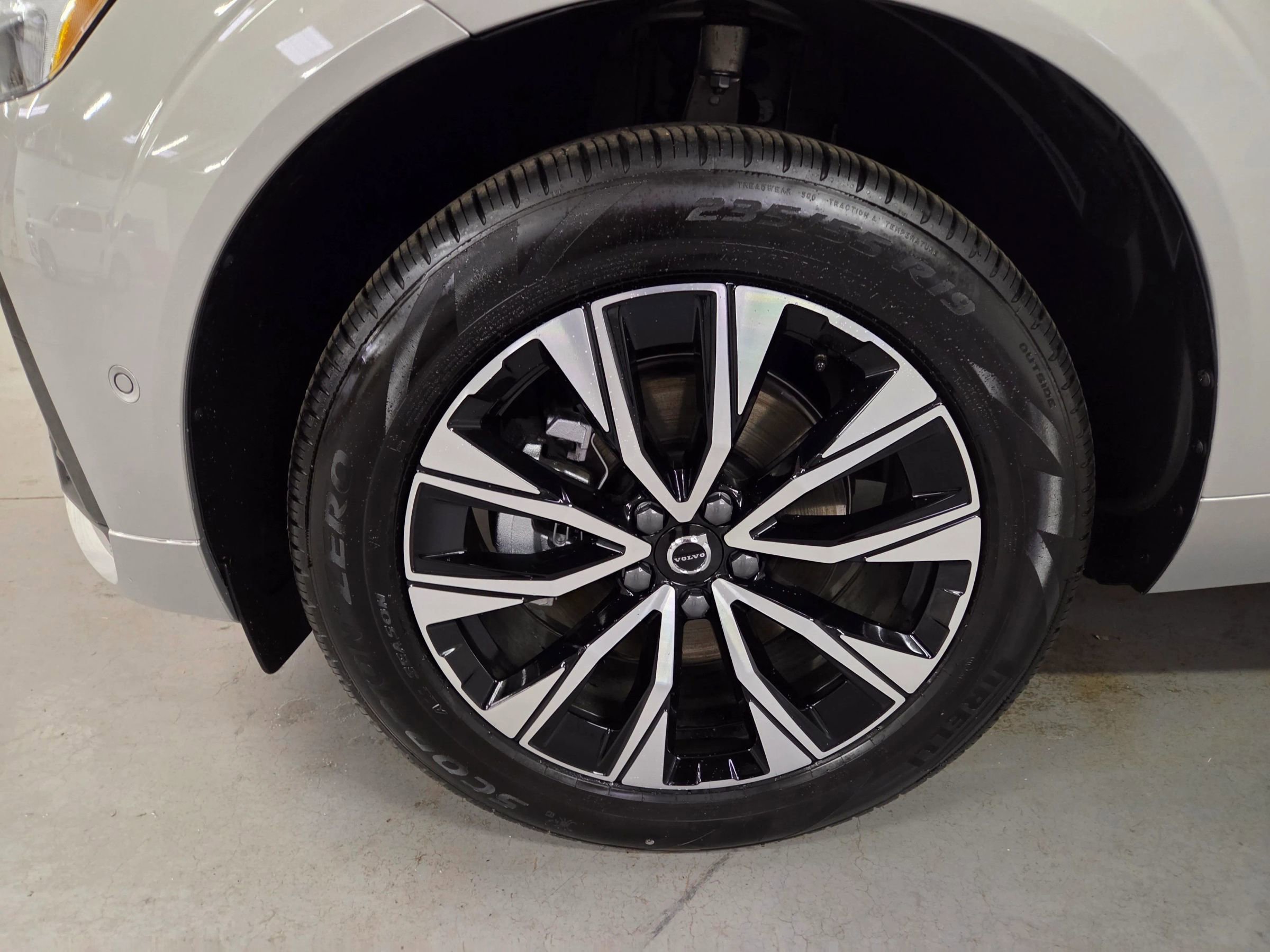 Used 2025 Volvo XC60 B5 Plus image 13