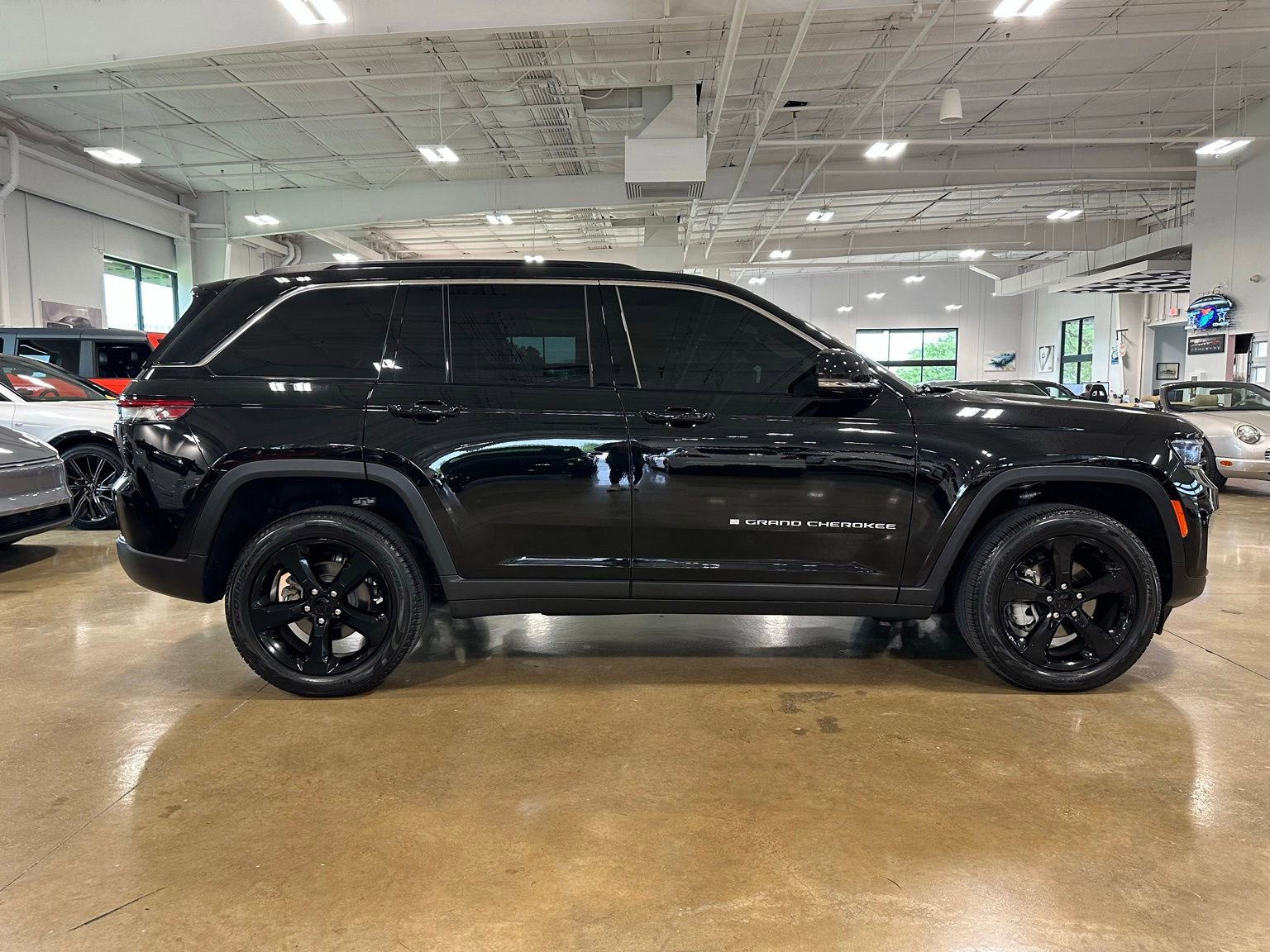 Used 2025 Jeep Grand Cherokee Limited AWD/4WD image 45