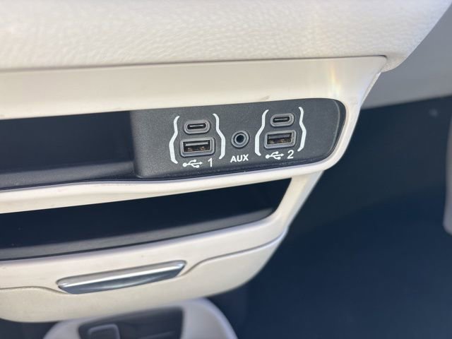 Used 2023 Chrysler Pacifica Touring-L image 35