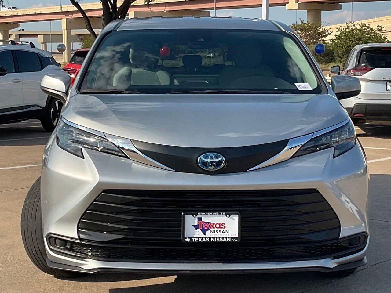Used 2025 Toyota Sienna LE FWD image 2