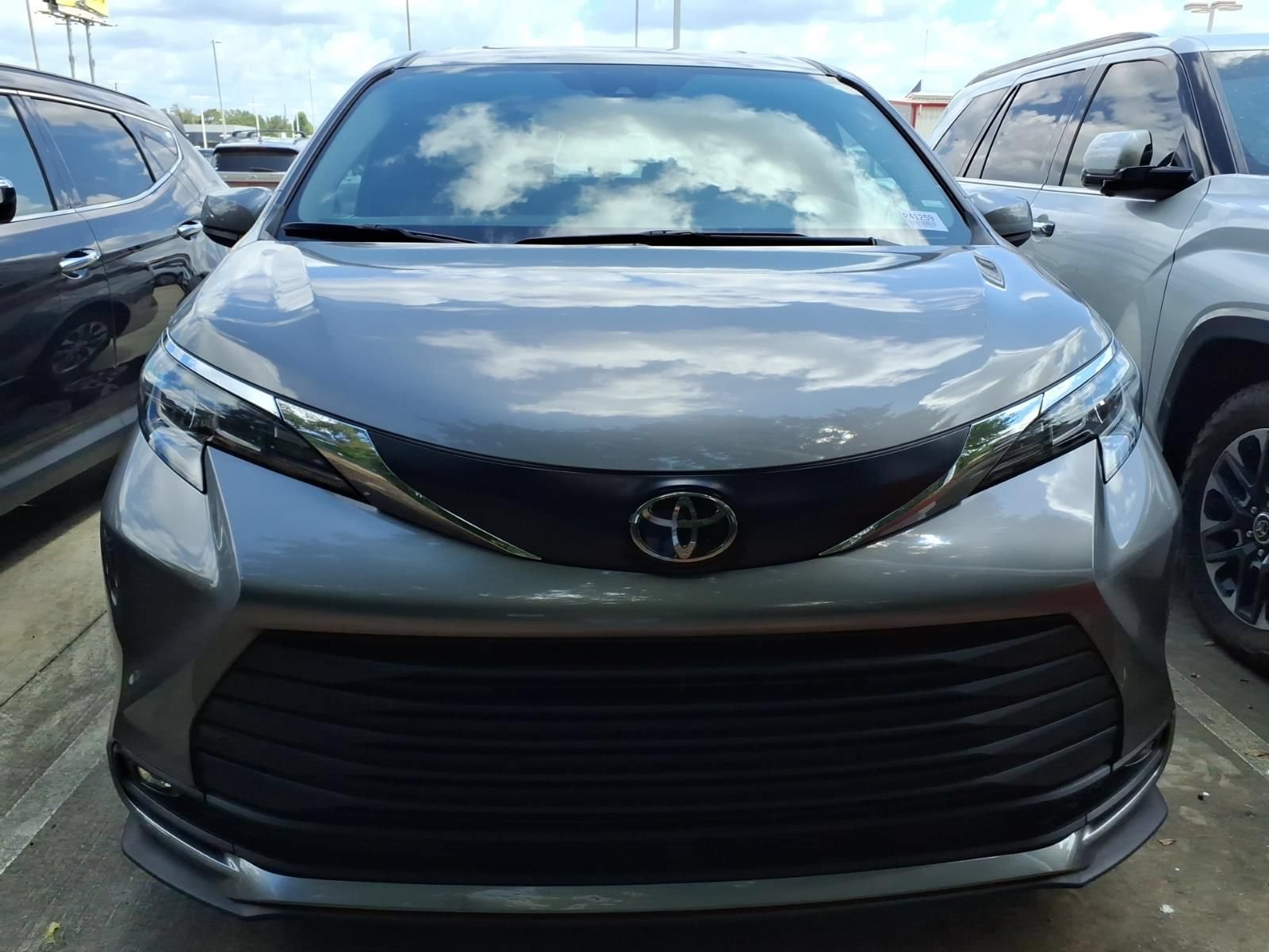 Used 2026 Toyota Sienna XLE FWD image 3