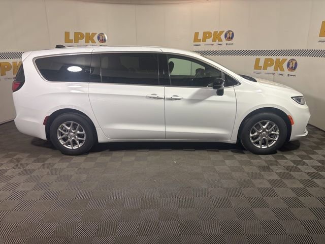 New 2026 Chrysler Pacifica Select image 2