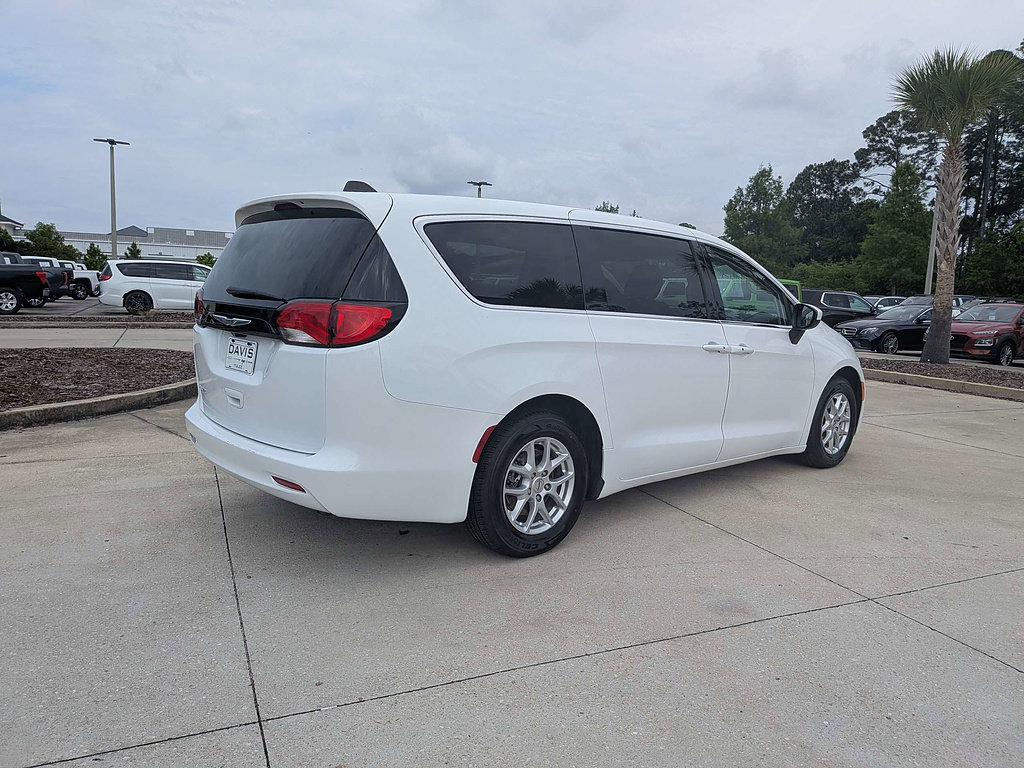 Certified 2022 Chrysler Voyager LX FWD image 3