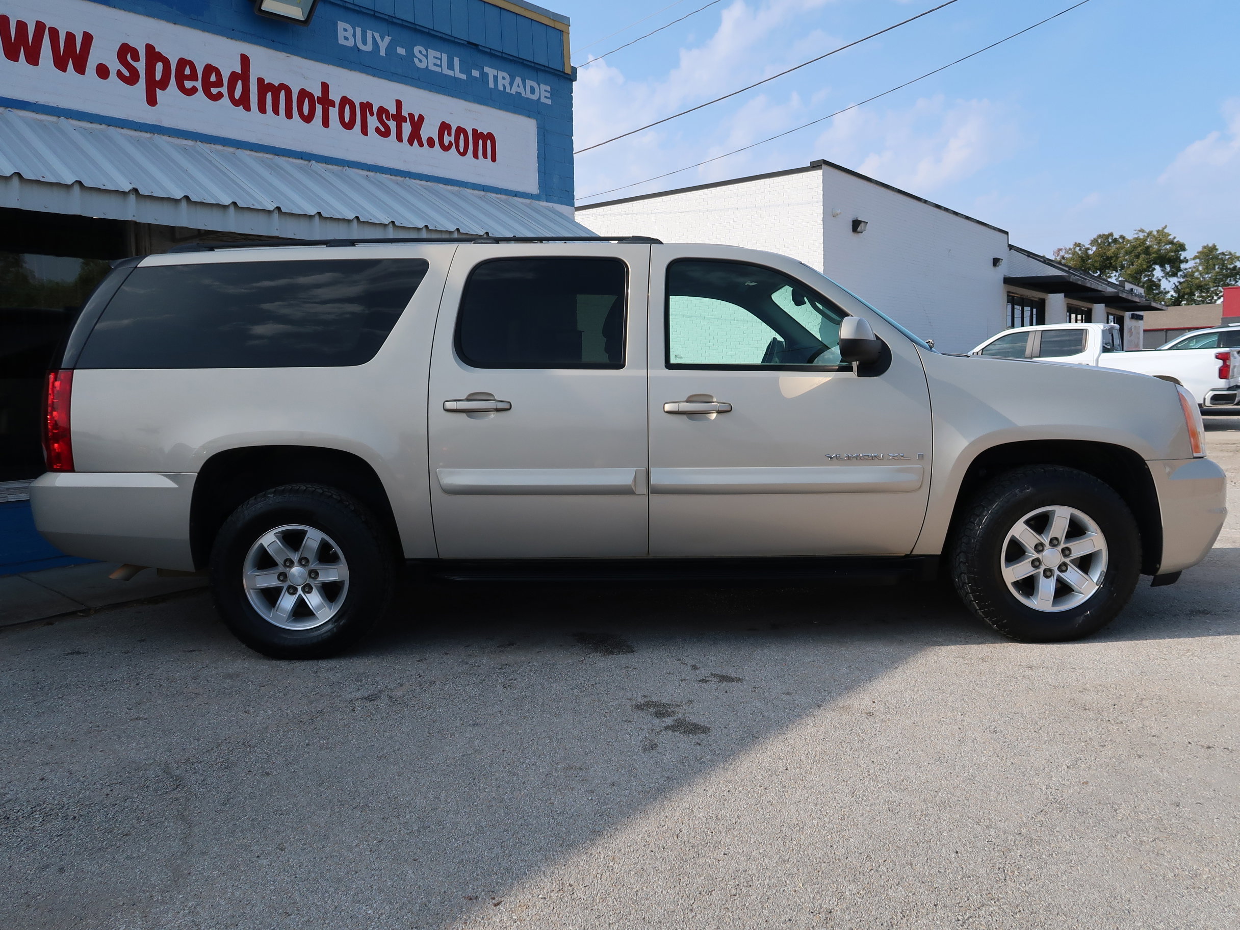 Used 2008 GMC Yukon XL SLE w/ Convenience Package RWD image 4