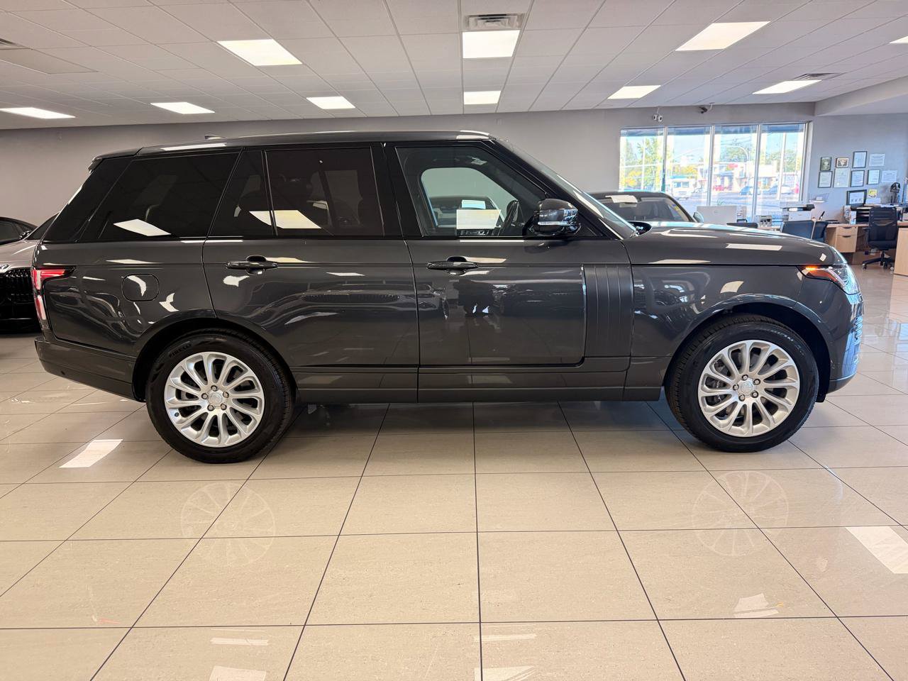 Used 2019 Land Rover Range Rover HSE AWD/4WD image 3