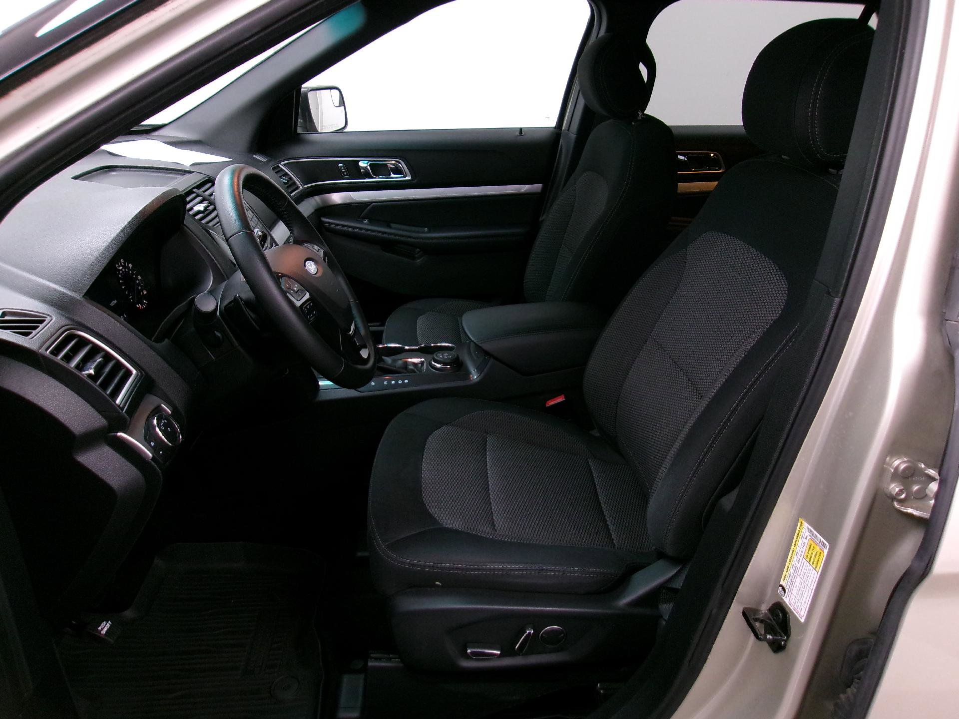 Used 2017 Ford Explorer XLT AWD/4WD image 8