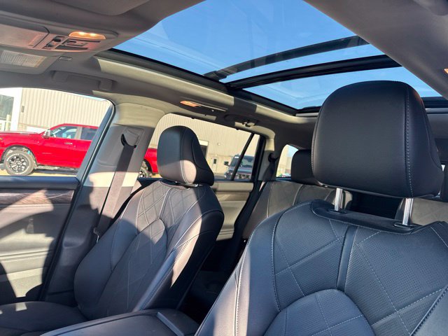 Used 2025 Toyota Highlander Platinum AWD/4WD image 28