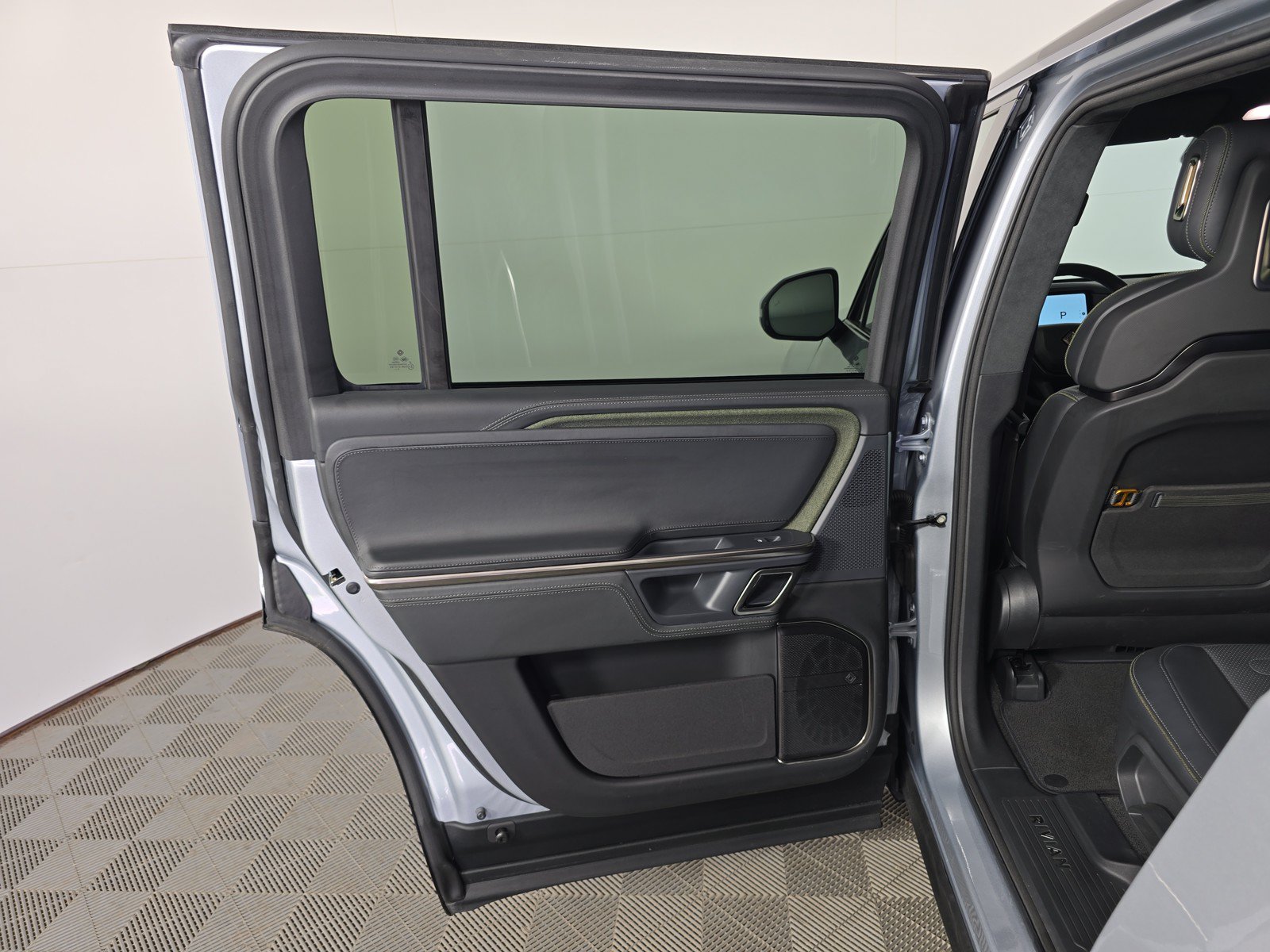 Used 2024 Rivian R1S Adventure AWD/4WD image 17