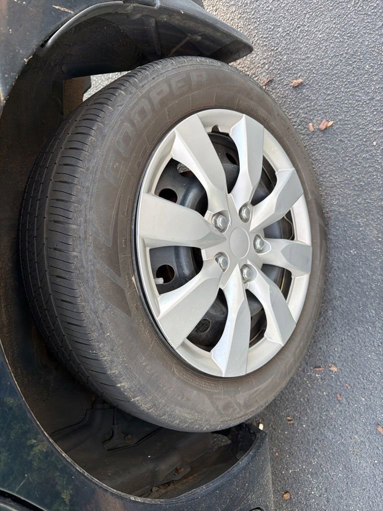 Used 2017 Toyota Corolla LE w/ Carpet Mat Package (TMS) FWD image 4