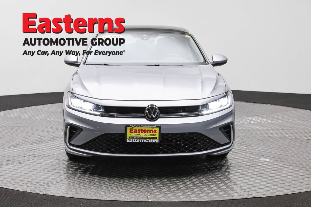 Used 2025 Volkswagen Jetta SE FWD image 2