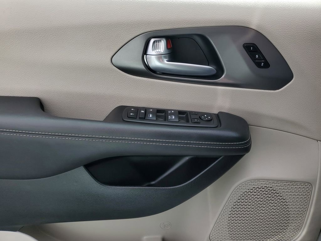Used 2024 Chrysler Pacifica Touring-L image 9