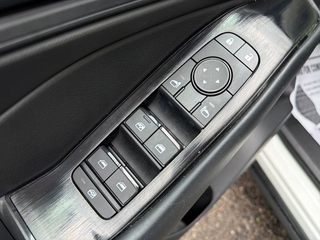Used 2025 Nissan Rogue S FWD image 29