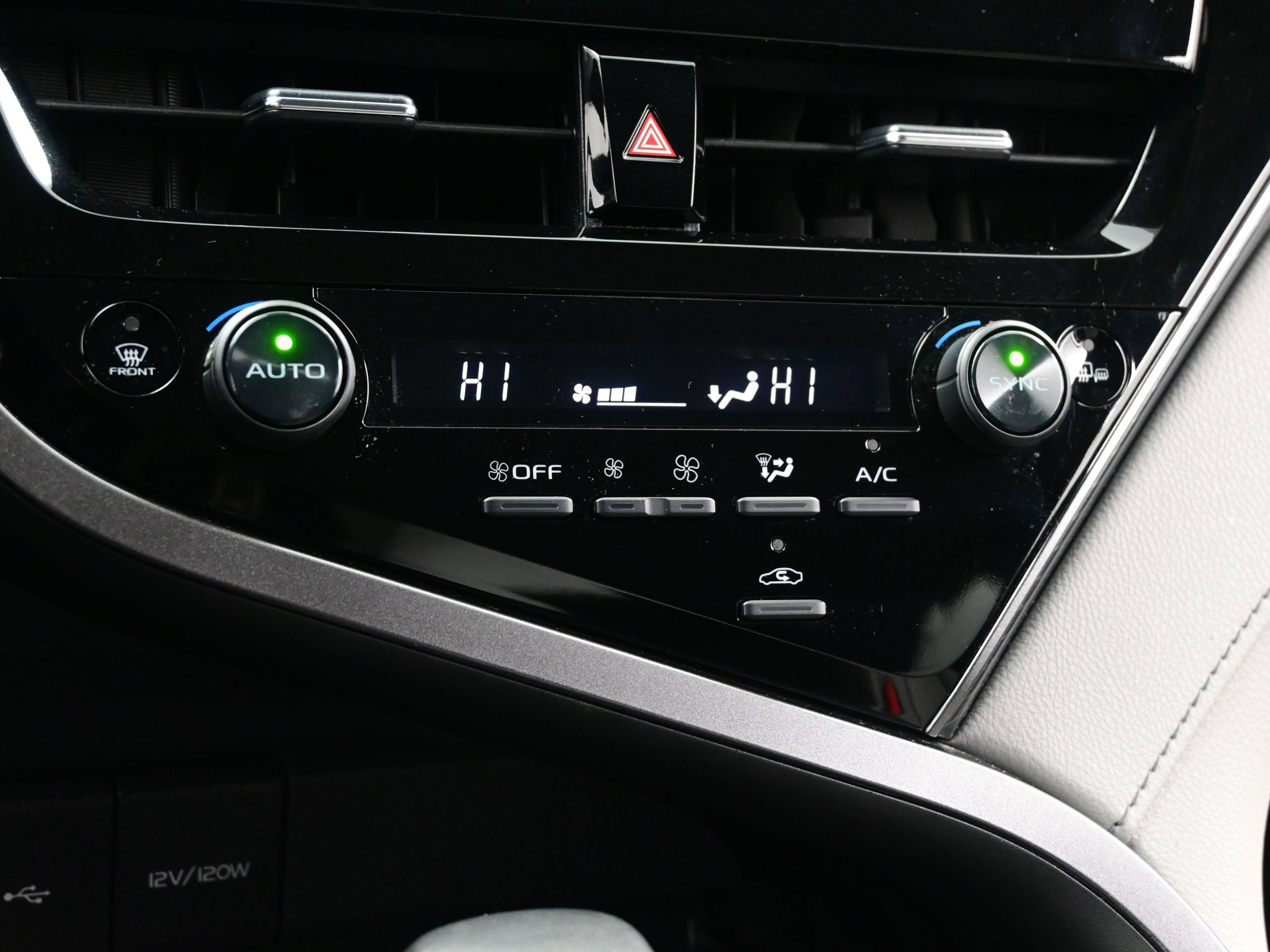 Used 2023 Toyota Camry SE image 19