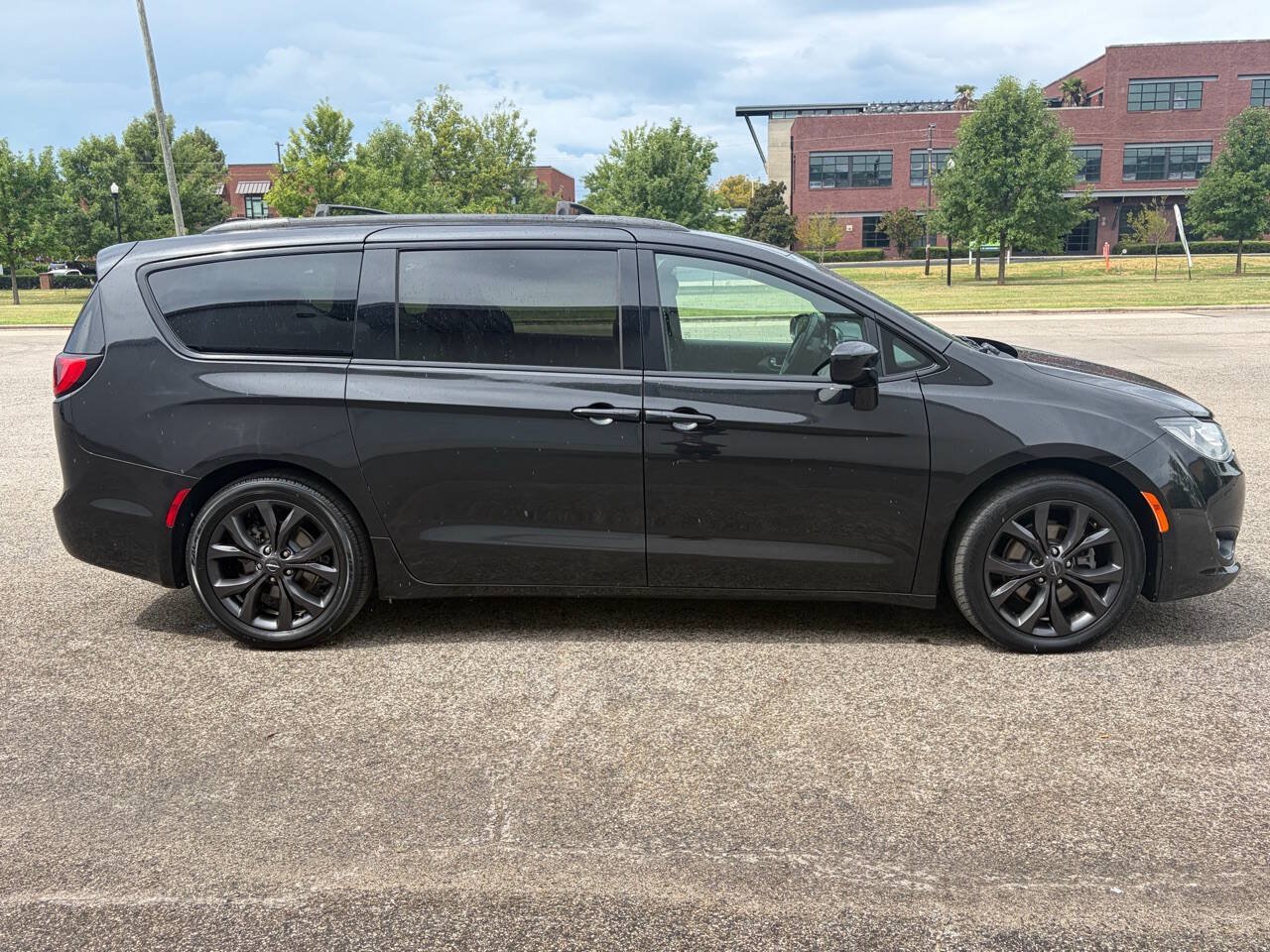 Used 2018 Chrysler Pacifica Touring-L w/ Premium Audio Group FWD image 4