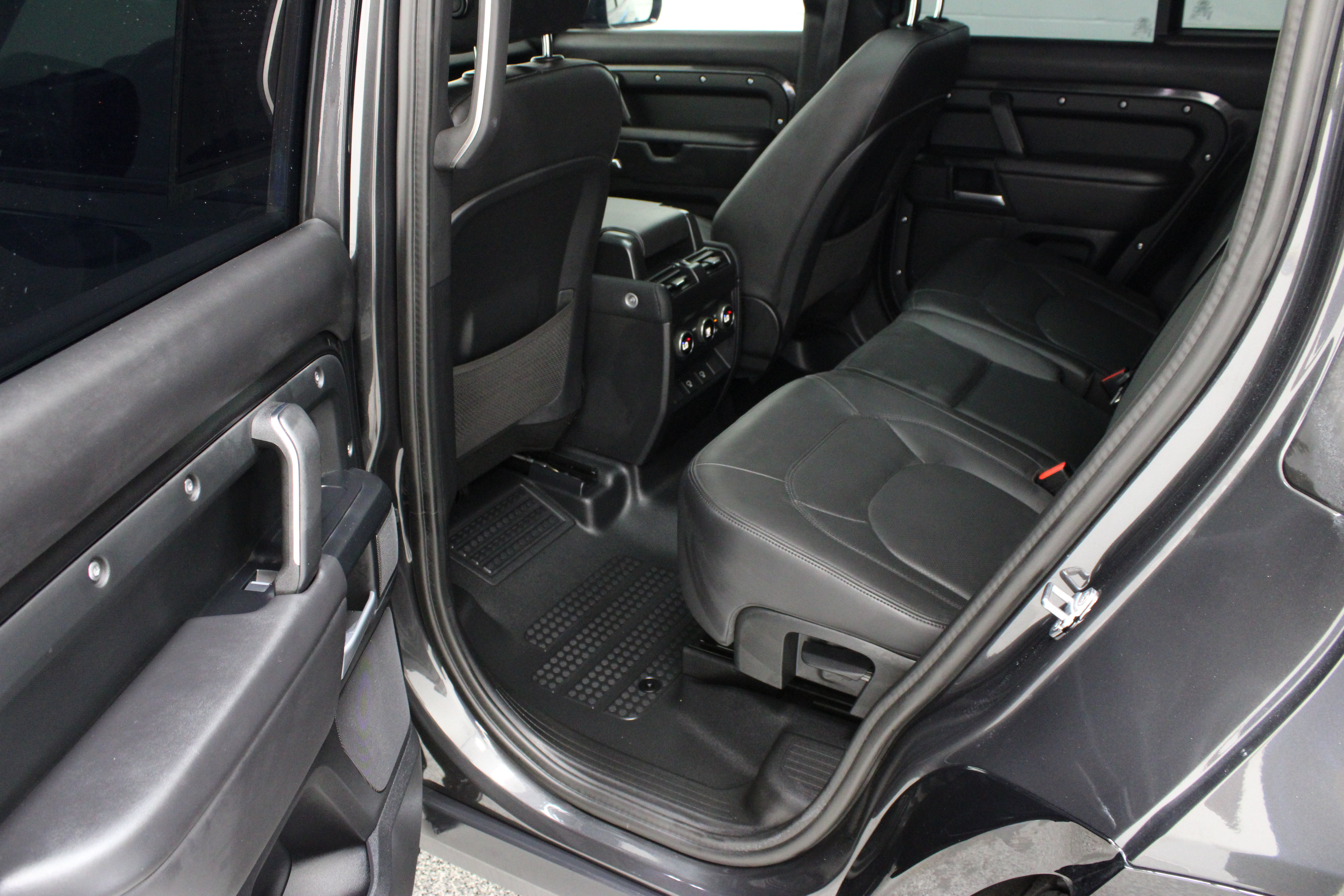 Used 2025 Land Rover Defender 130 Outbound AWD/4WD image 30