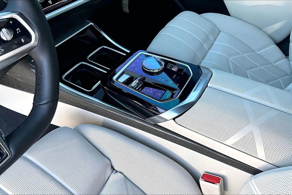 Used 2023 BMW 740i image 15