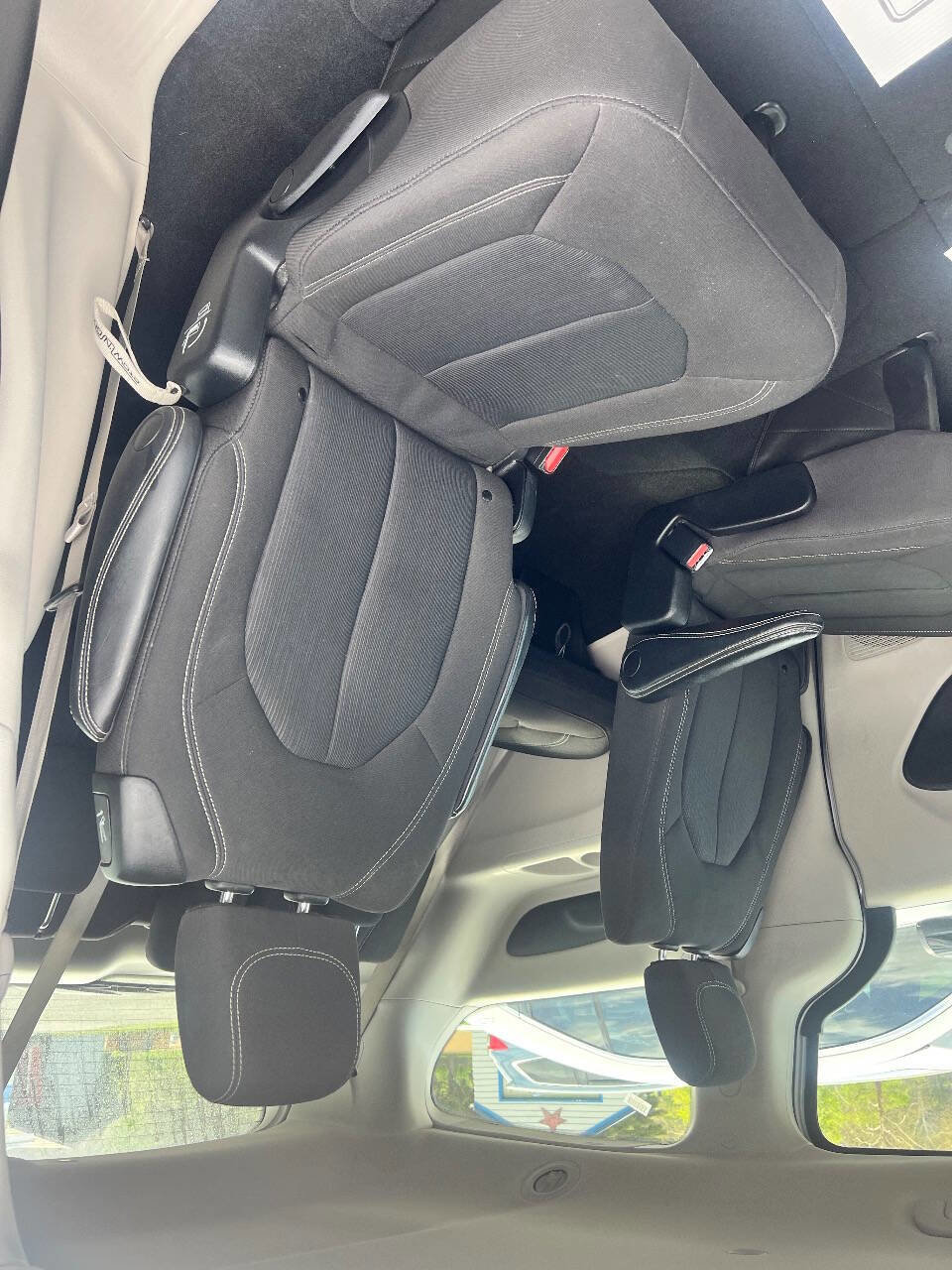 Used 2023 Chrysler Voyager LX image 5