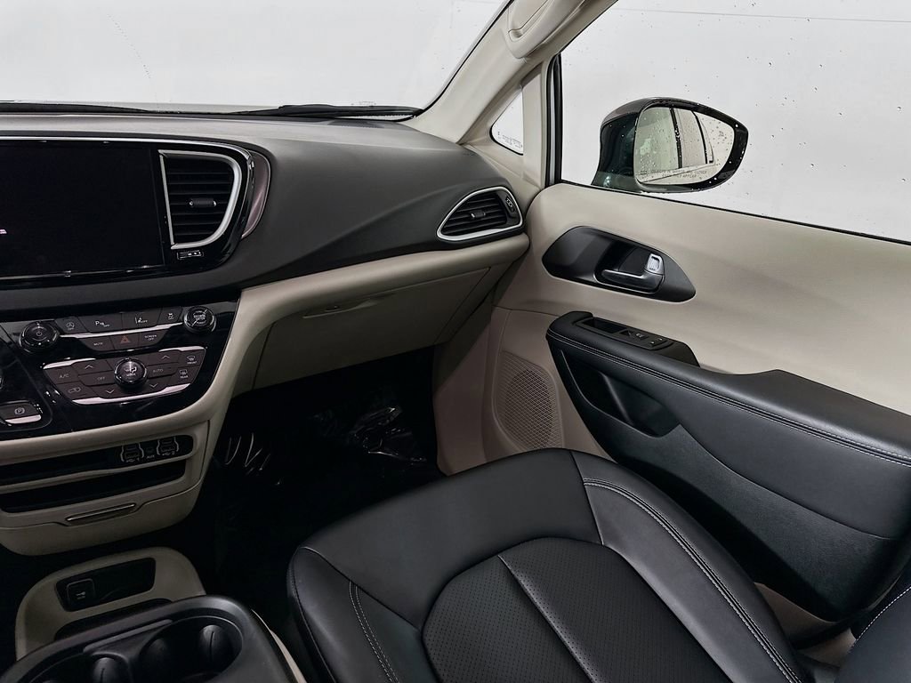 Certified 2024 Chrysler Pacifica Touring-L image 33