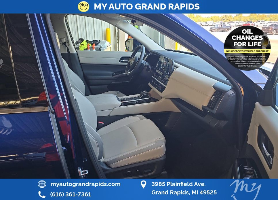 Used 2025 Nissan Pathfinder SL AWD/4WD image 45