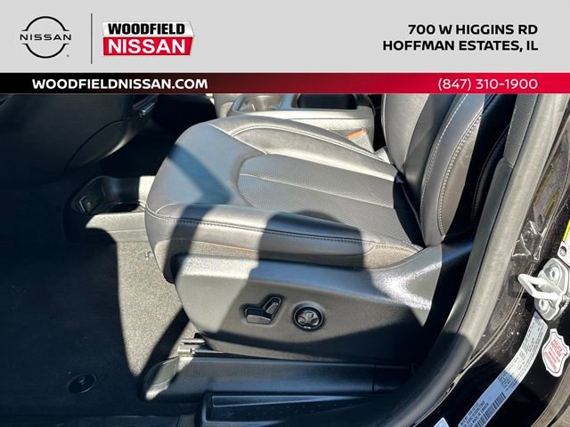 Used 2025 Chrysler Pacifica Select image 29