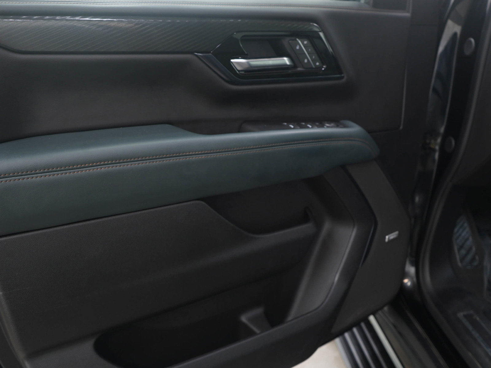 Used 2025 GMC Yukon XL AT4 w/ AT4 Premium Package image 26