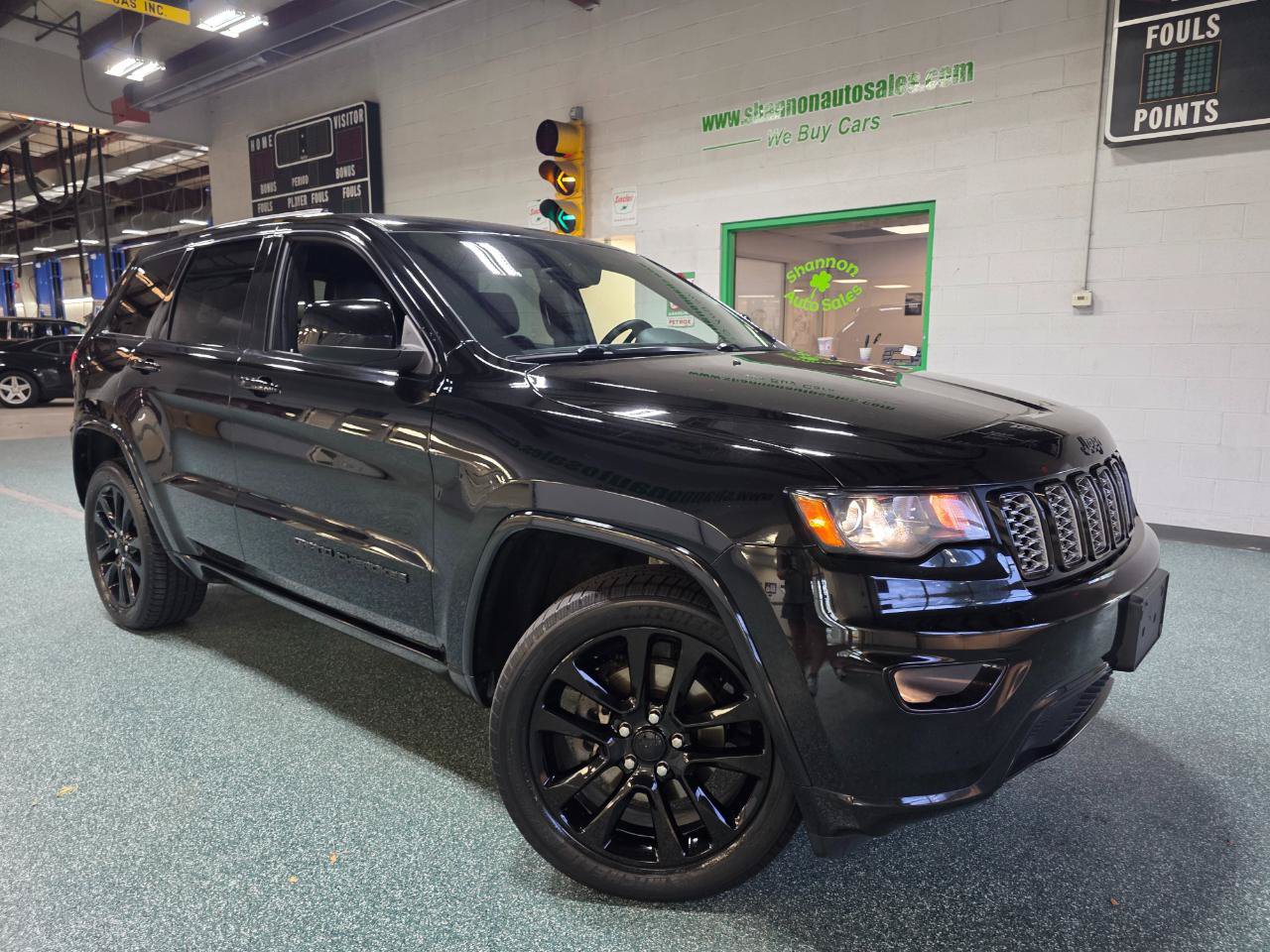 Used 2017 Jeep Grand Cherokee Altitude AWD/4WD image 14