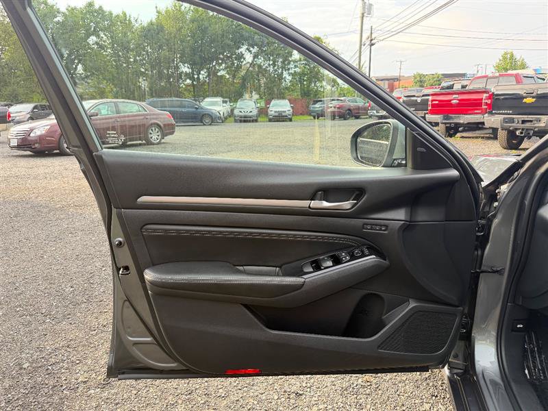 Used 2020 Nissan Altima 2.0 Platinum FWD image 12
